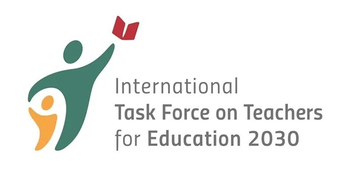 Logo ar stilizētu figūru, kas tur sarkanu grāmatu virs galvas, blakus mazākai figūrai. Teksts: 'International Task Force on Teachers for Education 2030
